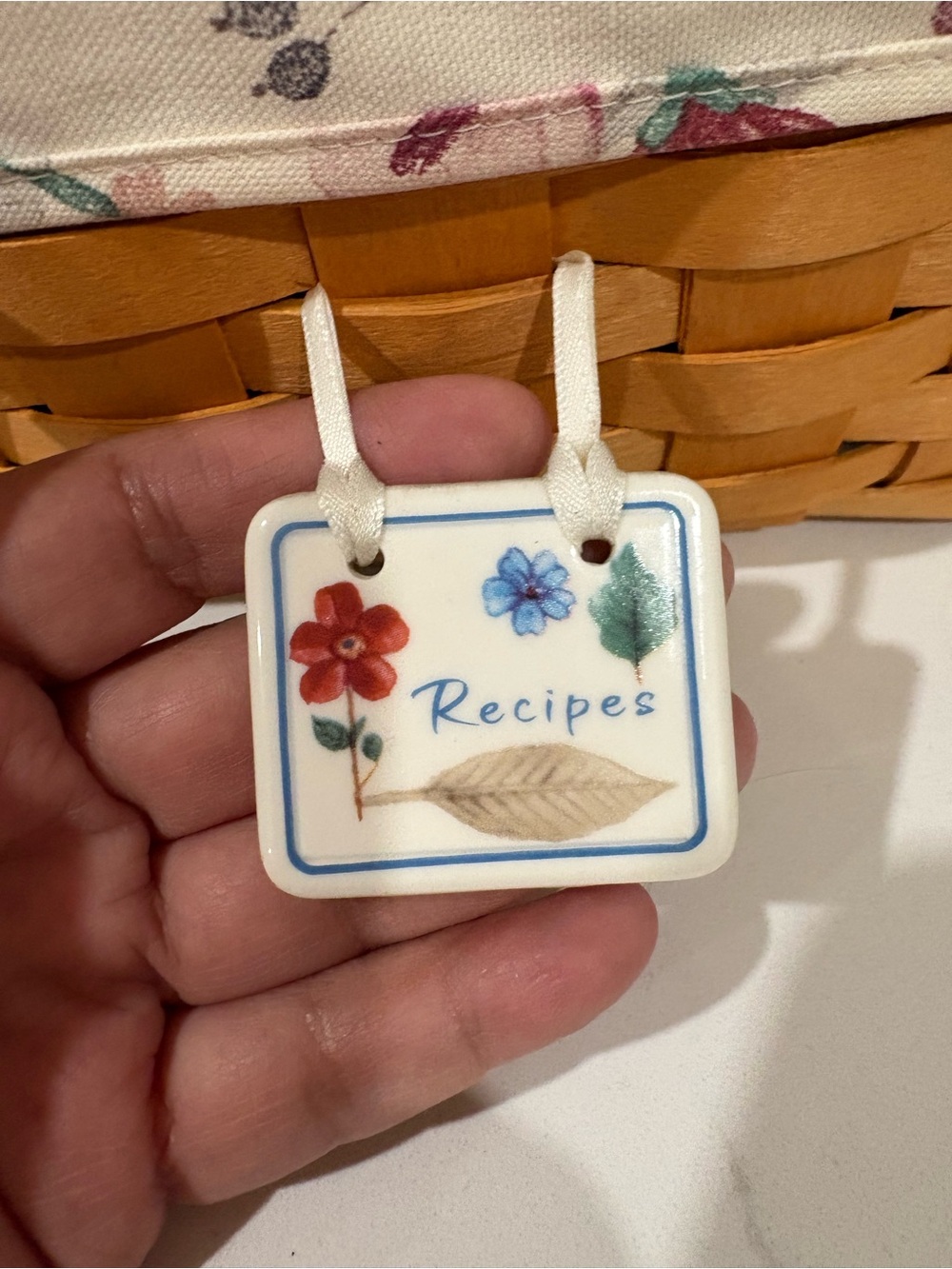 Longaberger Recipe Basket with Floral Fabric recipe cards plastic insert 
2002 - Picture 2 of 9